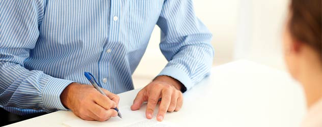 persona buscando un seguro de inquilino adecuado